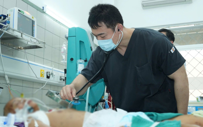 Tình trạng nguy kịch của bé gái sống sót trong vụ lũ quét Làng Nủ: Vẫn còn bùn cát ở phổi Ảnh 2