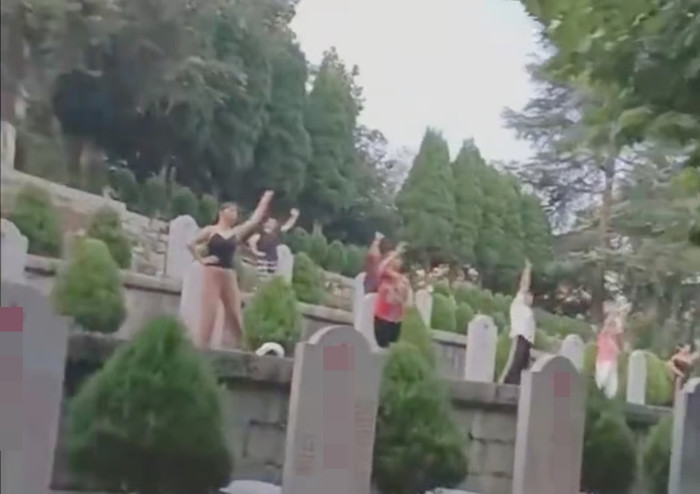 Nhóm phụ nữ gây phẫn nộ khi nhảy aerobic trong nghĩa trang liệt sĩ Ảnh 1