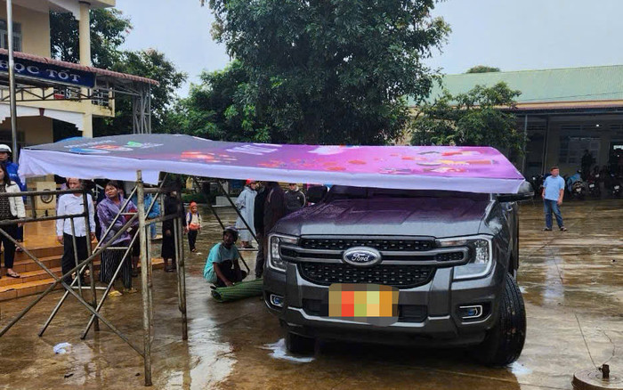 Phụ huynh đưa con vào trường, lúc lùi xe bán tải ra về cán 1 học sinh tử vong Ảnh 2