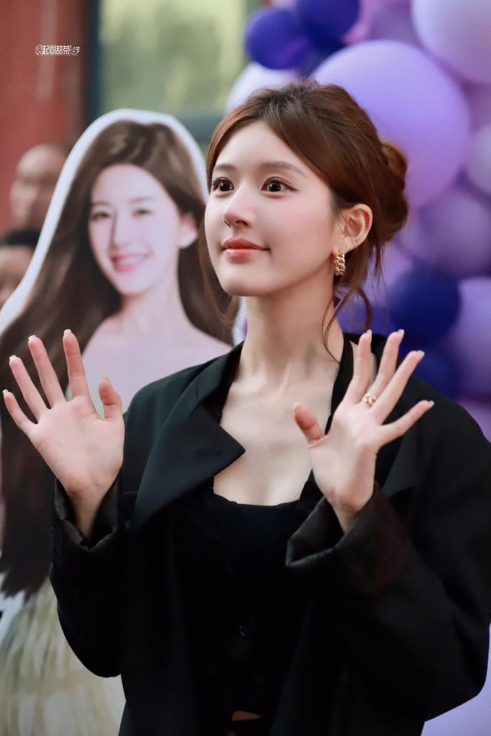 Triệu Lộ Tư tại một hoạt động của đoàn phim.