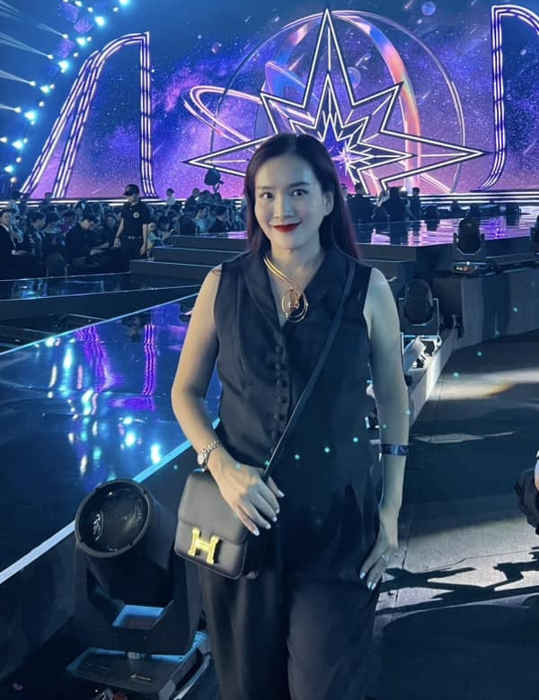 Trên trang cá nhân, vợ Bình Minh hài hước kể lại: “Không biết có phải do mình giản dị quá hay không mà lại ngồi hàng VVIP đầu tiên, nên được tận 2 em đến check và nhắc ghế này chỉ dành cho khách VVIP. Mình phải đứng dậy để chỉ bảng tên dán trên ghế và khẳng định đây là tên của chị mà'. Sự việc đã khiến nhiều người thích thú, câu chuyện cũng nhanh chóng được lan truyền rộng rãi trên mạng xã hội.