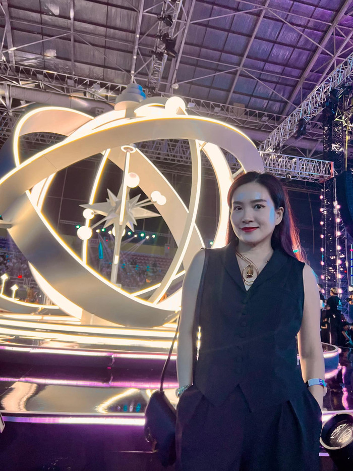 Mới đây, vợ Bình Minh đã thu hút sự chú ý khi chia sẻ câu chuyện hài hước về việc gặp phải hai sự cố liên tiếp tại một sự kiện hoa hậu. Cụ thể, do gu ăn mặc đơn giản và thanh lịch, vợ Bình Minh đã bị hiểu nhầm không phải là khách mời VVIP. Doanh nhân Anh Thơ liên tục được nhân viên sự kiện yêu cầu di chuyển khỏi khu vực này.