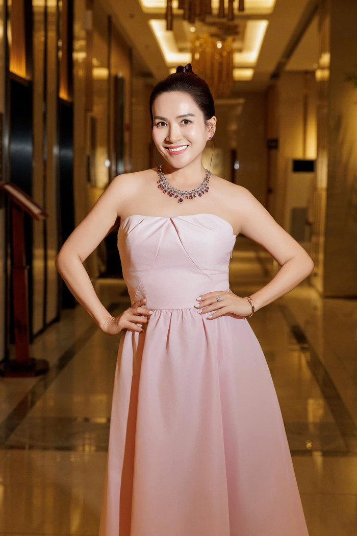 Vóc dáng của vợ Bình Minh cũng là một yếu tố, khiến cô luôn nổi bật trong những trang phục giản dị đã chọn. Những bộ váy thanh lịch, vừa vặn giúp vợ Bình Minh tôn lên vóc dáng gọn gàng, quyến rũ, toát lên sự tự tin và cuốn hút. 