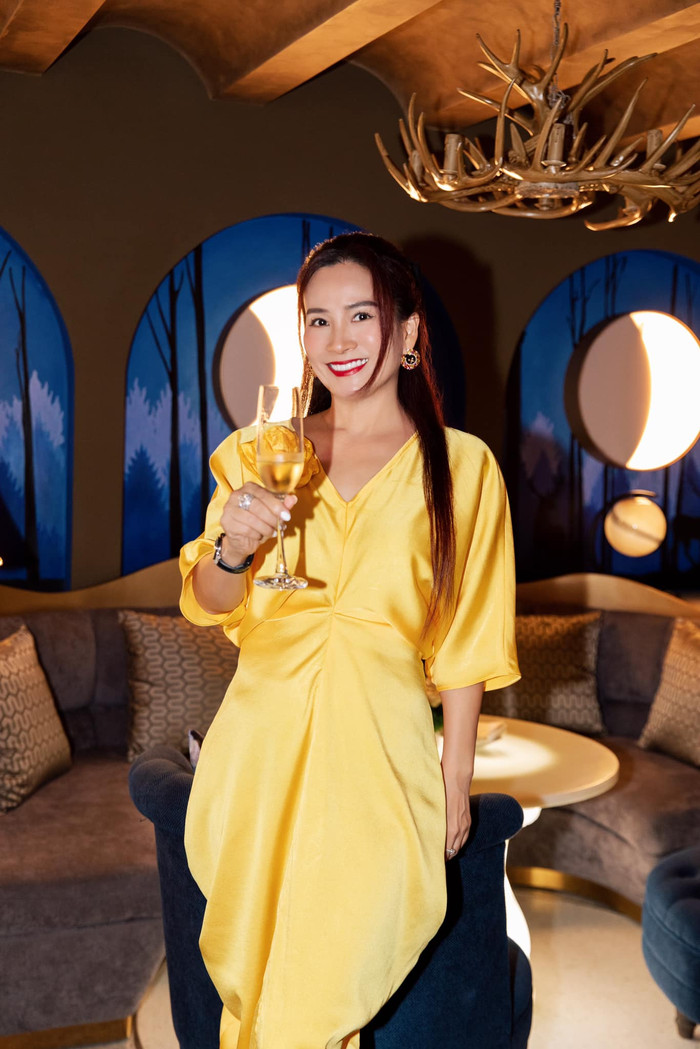 Điểm đặc trưng trong phong cách của vợ Bình Minh là sự tinh tế trong việc lựa chọn các trang phục theo cùng một tông màu. Cô hiếm khi phối hợp nhiều màu sắc trong cùng một bộ trang phục, điều này giúp tạo nên sự đồng điệu và nhất quán trong phong cách cá nhân. 