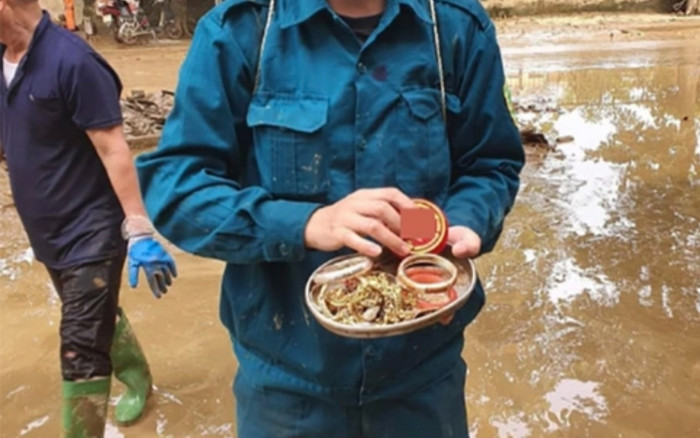 Đi hỗ trợ dọn lũ, thanh niên nhặt cả cây vàng vội kiếm người trả và cái kết bất ngờ Ảnh 2