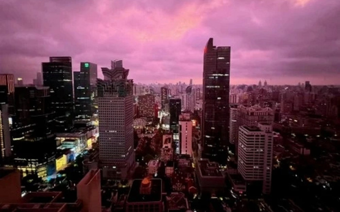 Vì sao bầu trời thường xuất hiện màu đỏ tím trước cơn bão? Ảnh 2