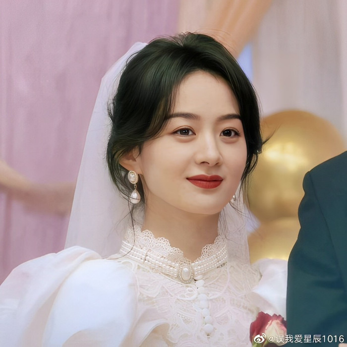 Triệu Lệ Dĩnh nhiều lần gây sốt khi xuất hiện cùng chiếc váy cưới lộng lẫy. 