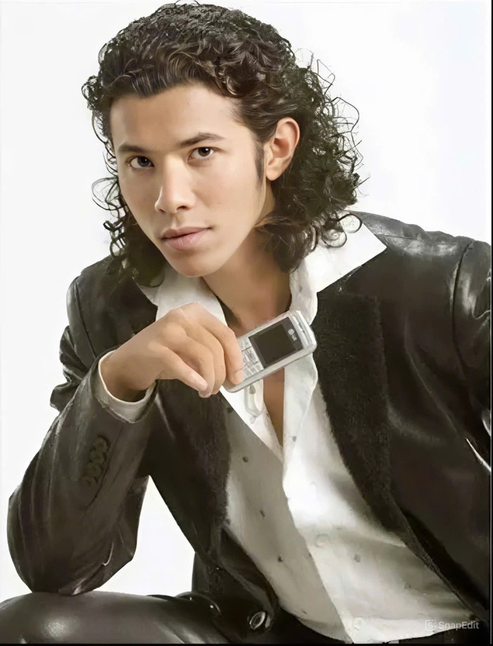 Nam ca sĩ nổi tiếng với các ca khúc đình đám.