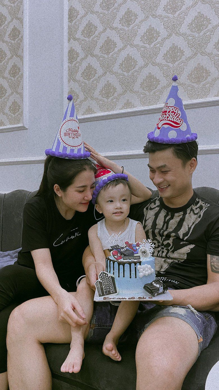 Duy Hưng rất yêu thương vợ và con trai. 