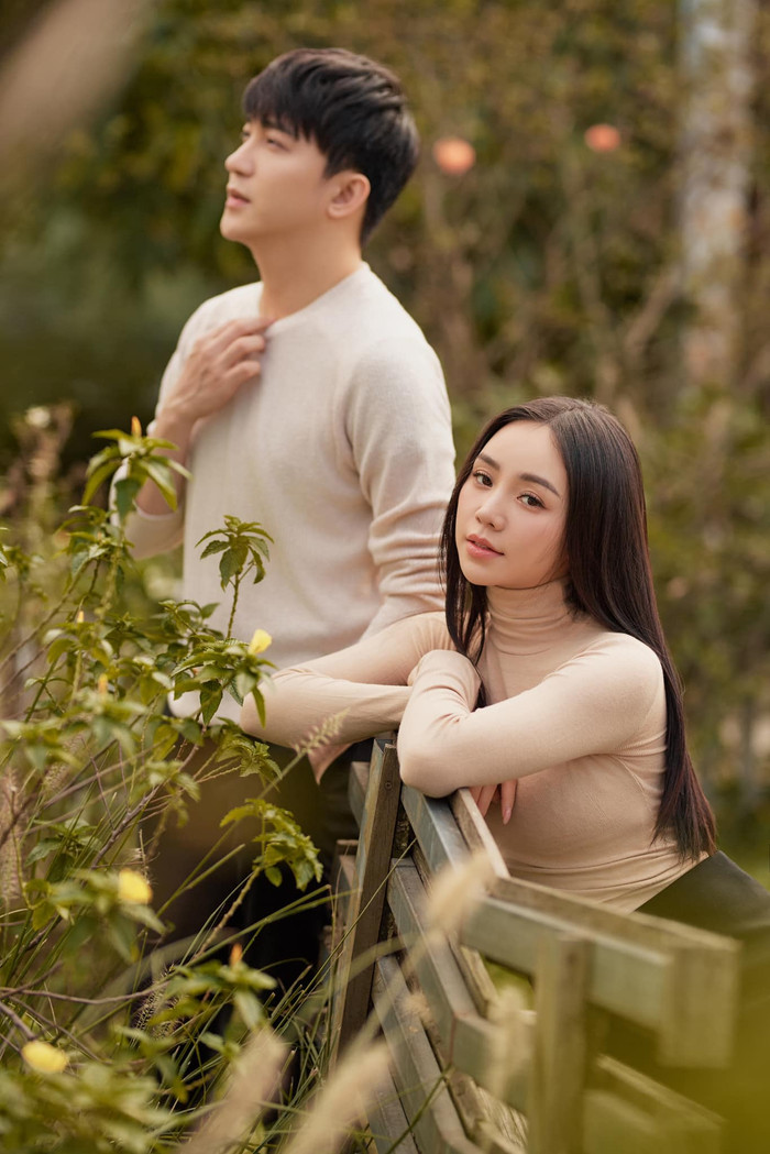 Quỳnh Kool và B Trần vướng nghi vấn hẹn hò sau khi hợp tác trong Chúng ta của 8 năm sau. 