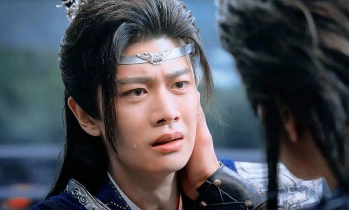 Trong bộ Liệt Diễm, Nhậm Gia Luân cũng bị phàn nàn về diễn xuất.