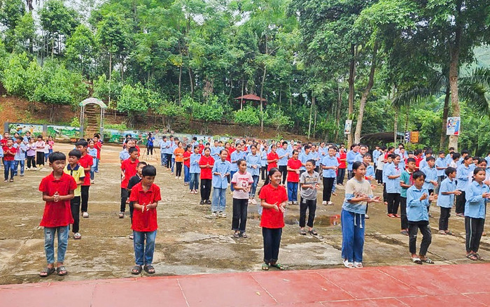 100 học sinh từ thôn Làng Nủ đã chính thức quay lại trường sau đợt bão lũ kinh hoàng vừa qua. 