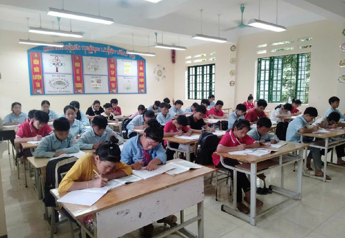 Các em học sinh Trường tiểu học và trung học cơ sở số 1 Phúc Khánh trong buổi học đầu tiên sau mưa lũ.