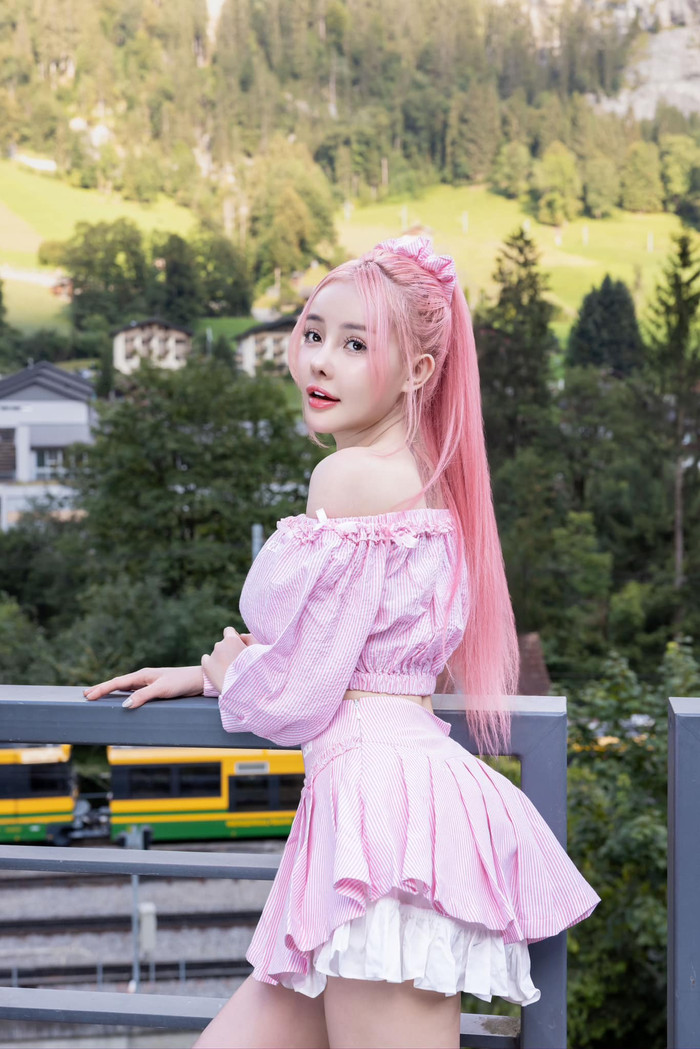 Ngân 98 diện váy hồng nhẹ nhàng, vừa nữ tính vừa quyến rũ. 