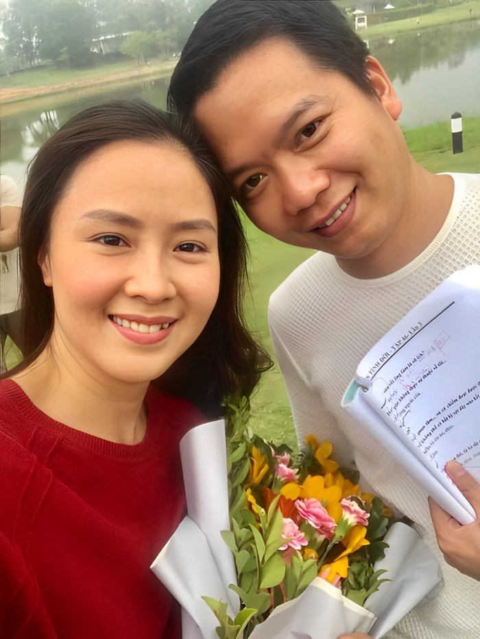 Bức ảnh chụp chung của Hồng Diễm và đạo diễn Bùi Tiến Huy khiến khán giả tưởng rằng đây là người chồng của nữ diễn viên. 