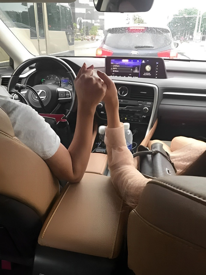 Lần hiếm hoi Hồng Diễm cho chồng doanh nhân lên sóng. 