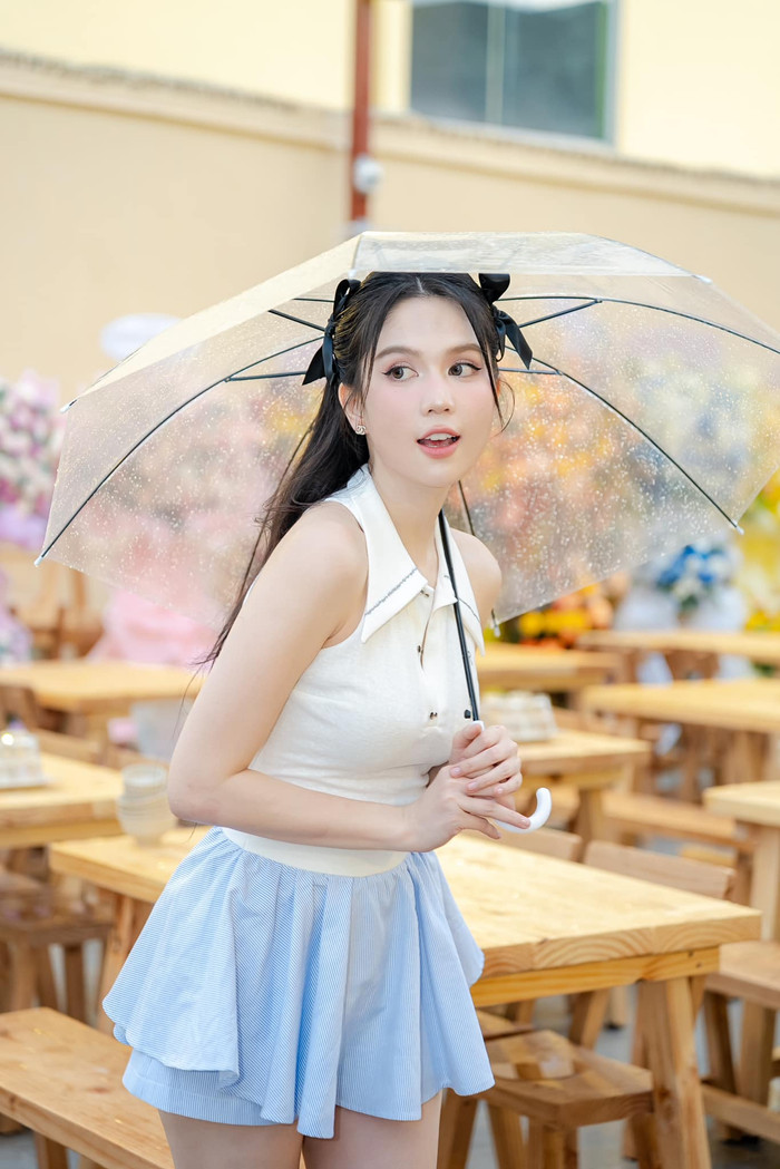 Ngọc Trinh đã ủng hộ bà con vùng lũ 100 triệu đồng cùng 5000 phần quà nhu yếu phẩm. Ảnh FBNV