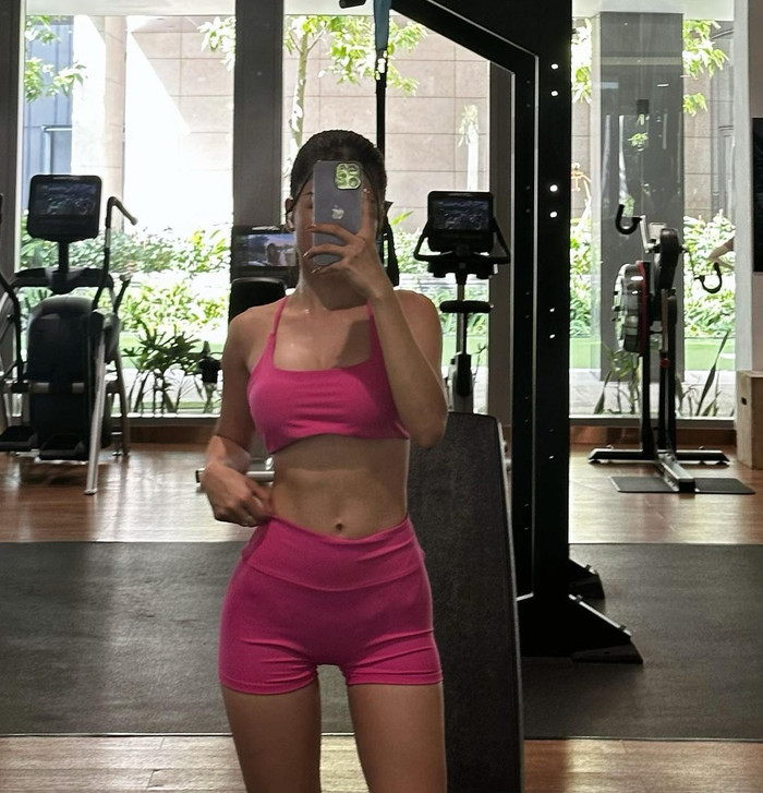 Vợ Đặng Văn Lâm luôn lựa chọn trang phục với nhiều kiểu dáng và màu sắc khác nhau, tạo nên sự đa dạng và mới lạ cho mỗi buổi tập. Từ các set đồ với quần legging và áo thể thao ôm sát, đến các bộ đồ tập liền thân hay áo bra top, tất cả đều giúp Yến Xuân nổi bật với vẻ ngoài vừa thời trang, vừa khỏe mạnh.