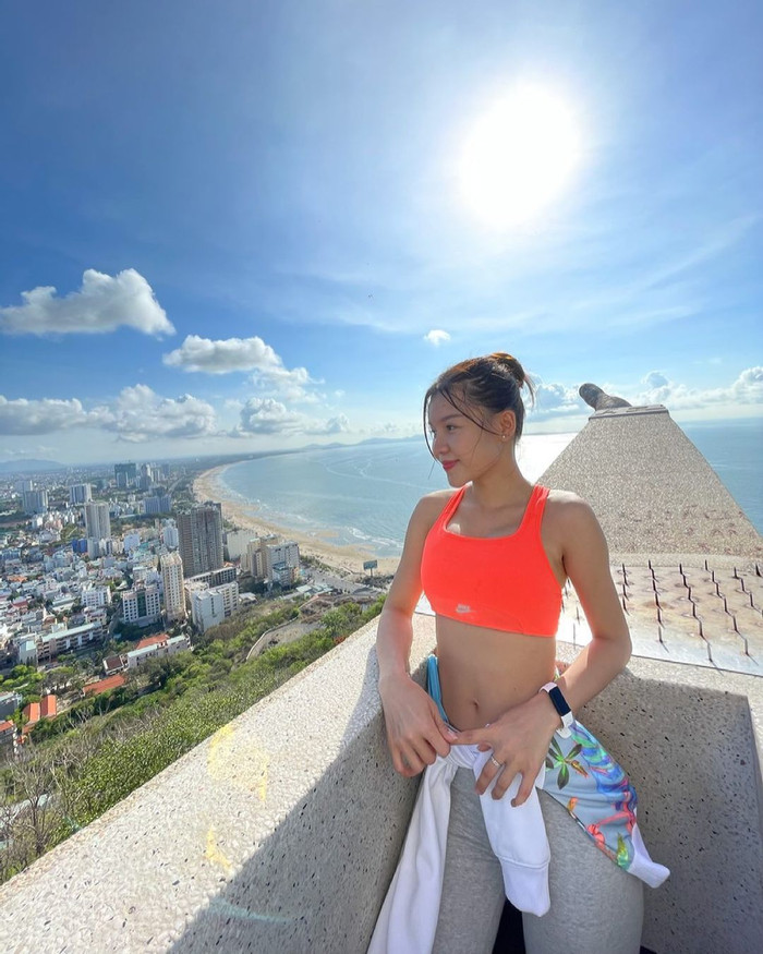 Với sự đầu tư và chăm chút cho từng bộ trang phục tập luyện, vợ Đặng Văn Lâm không chỉ ghi điểm bởi gu thời trang tinh tế, mà còn truyền tải thông điệp về sự quyến rũ, khỏe khoắn. Ngoài ra, điều này còn giúp Yến Xuân khẳng định phong cách riêng biệt và không ngừng thu hút sự chú ý của công chúng.