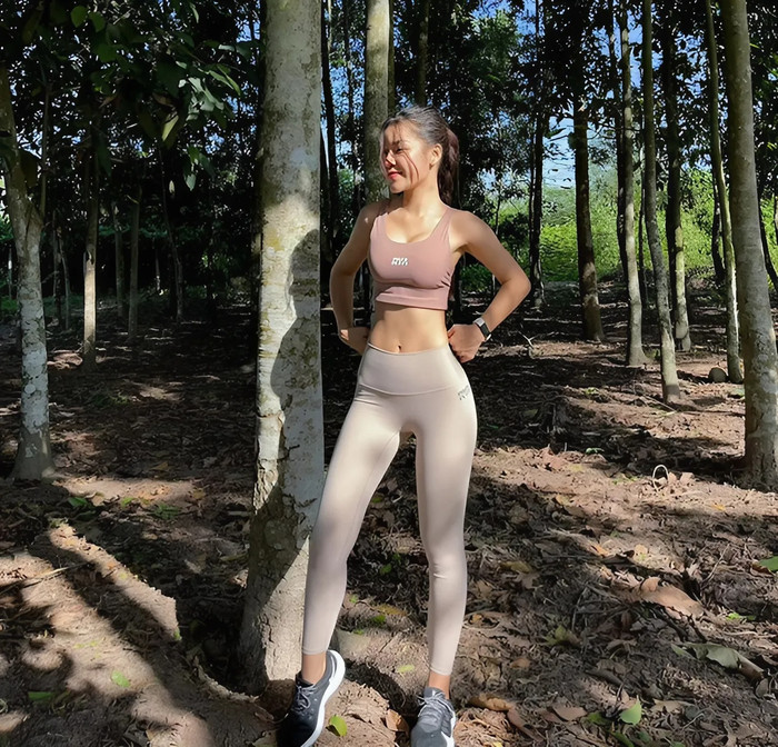 Dù không phô diễn nhiều da thịt như bikini, nhưng trang phục tập gym của vợ Đặng Văn Lâ, vẫn thu hút nhờ chất liệu bó sát, tôn dáng và gợi cảm một cách tinh tế. Những bộ đồ tập không chỉ giúp Yến Xuân khoe trọn vóc dáng hoàn hảo, mà còn mang đến vẻ đẹp vừa quyến rũ vừa bí ẩn, tạo sự khác biệt so với bikini.