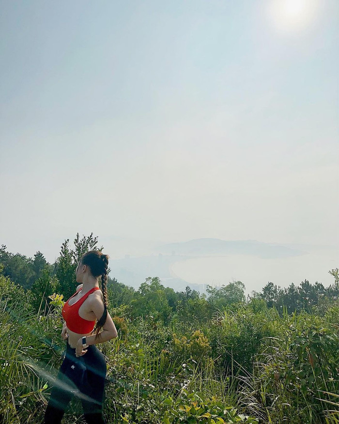 Yến Xuân ưu tiên chọn những trang phục không chỉ giúp thuận tiện khi tập luyện, mà còn phải đảm bảo yếu tố về thẩm mỹ. Việc đầu tư vào trang phục tập luyện của vợ Đặng Văn Lâm không chỉ mang đến sự tự tin, mà còn thể hiện sự chuyên nghiệp trong mắt những người theo dõi.