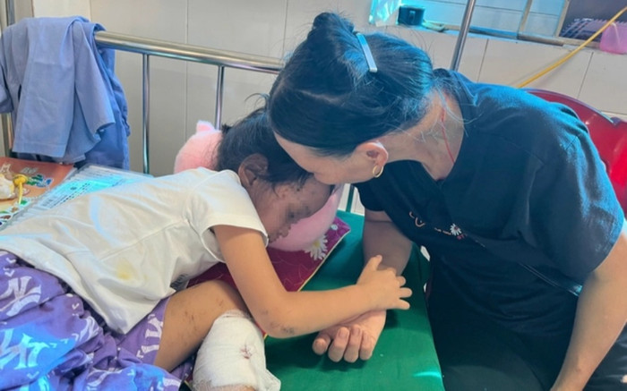 Bé gái mồ côi sau vụ lũ quét Làng Nủ: 'Tối đến là cháu đòi về với mẹ' Ảnh 2