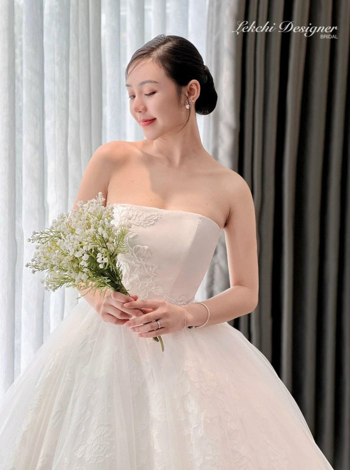 Quỳnh Kool thường xuyên khiến cộng đồng mạng bùng nổ với những bức ảnh chụp cùng chiếc đầm cưới cô dâu. 