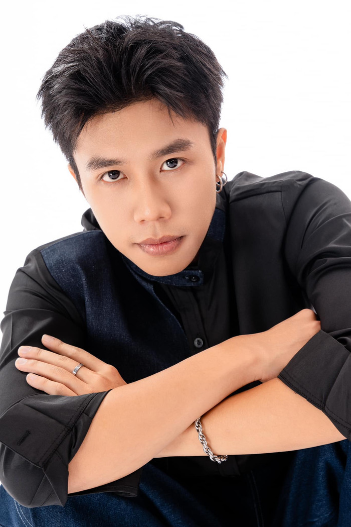 Trang fanpage chính thức do chính Long Vũ lập đã nhận được tích xanh sau thời gian ngắn sau ra mắt. 