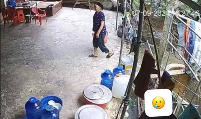 Sau đó, bà cụ xách giỏ đi chợ đi mua Coca khiến dân tình dở khóc dở cười.