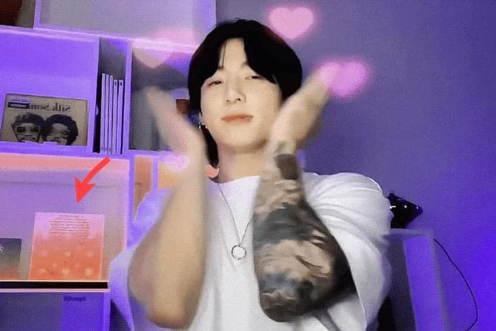 JungKook trưng bày album của NewJeans rất ngay ngắn trên kệ trong phòng riêng.