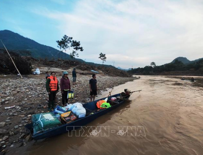 Hiện tại, lực lượng “bốn tại chỗ” của bản đã dựng tạm 3 lán để giúp người dân ổn định cuộc sống trong thời gian chờ cứu trợ. Ảnh: TTXVN.