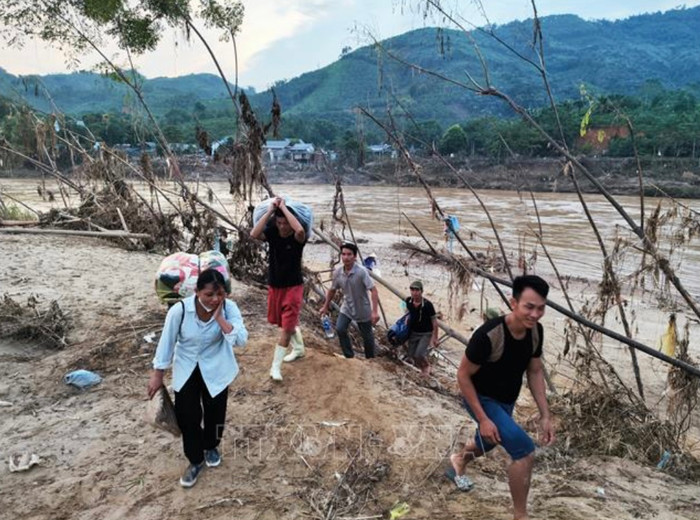 Việc sinh hoạt, đi lại của người dân bản Cuông 2 hiện gặp rất nhiều khó khăn. Ảnh: TTXVN