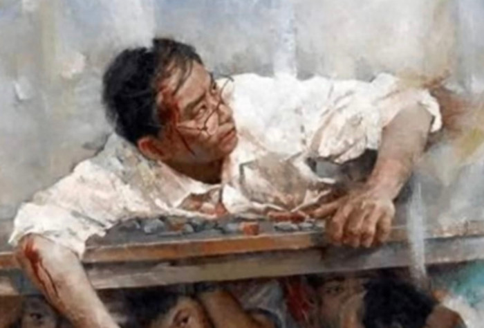 Trong trận động đất trước đó, một giáo viên cấp 3 đã hy sinh thân mình, dùng cơ thể để che chắn cho học sinh dưới bàn học. Hình ảnh này được so sánh với Phàm Mỹ Trung.