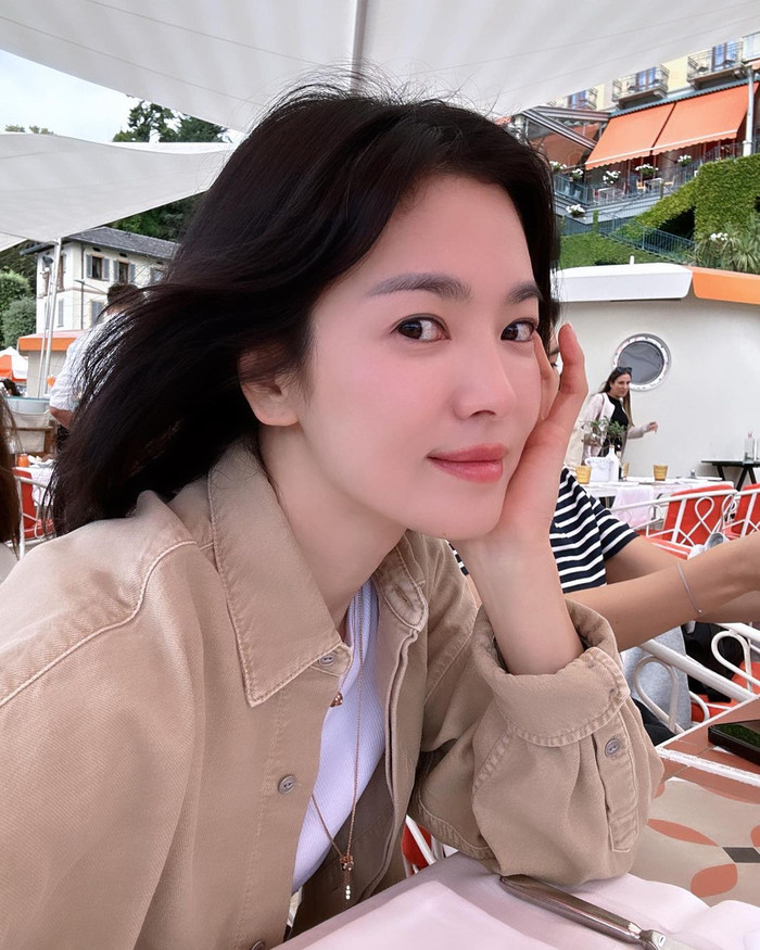 Song Hye Kyo khéo khoe làn da trắng sáng không tỳ vết. Ảnh: Instagram kyo1122
