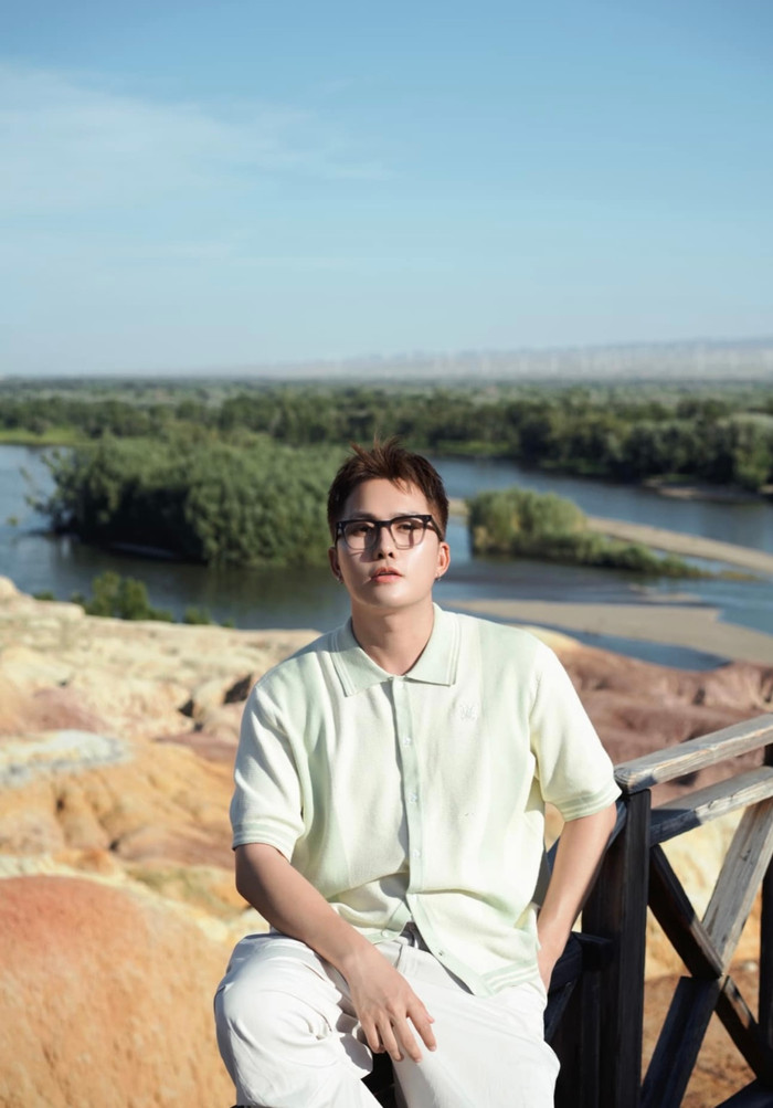 Mạnh Tiến Khôi sinh năm 1993, đến từ Nghệ An và từng theo học tại Học viện Ngân hàng. Hiện tại, kênh TikTok của anh có hơn 5,1 triệu người theo dõi và 433 triệu lượt thích. 