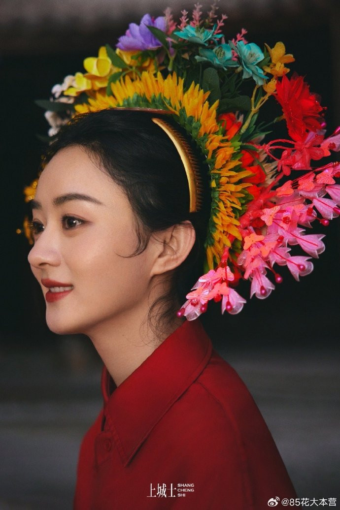 Triệu Lệ Dĩnh tạo trend khi cài trâm hoa