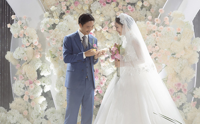 Hoa hậu Việt cưới đại gia hơn 16 tuổi ủng hộ số tiền lớn cho người dân vùng bão lũ ngay trong lễ cưới Ảnh 2