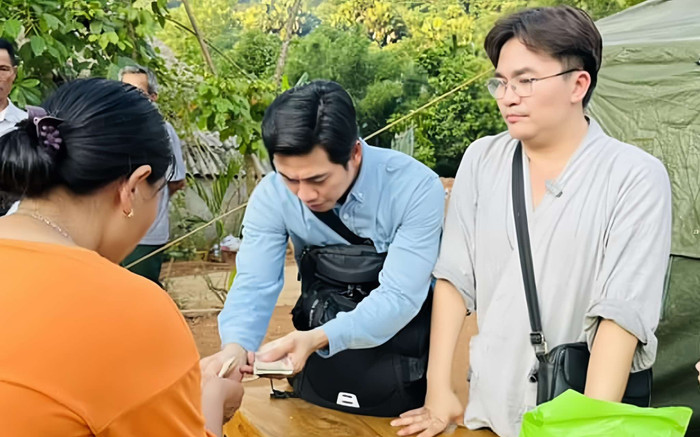 Nam MC 'giàu nhất Việt Nam' bán vàng, kim cương đến Làng Nủ cứu trợ: 'Mọi thứ còn tan hoang lắm' Ảnh 2