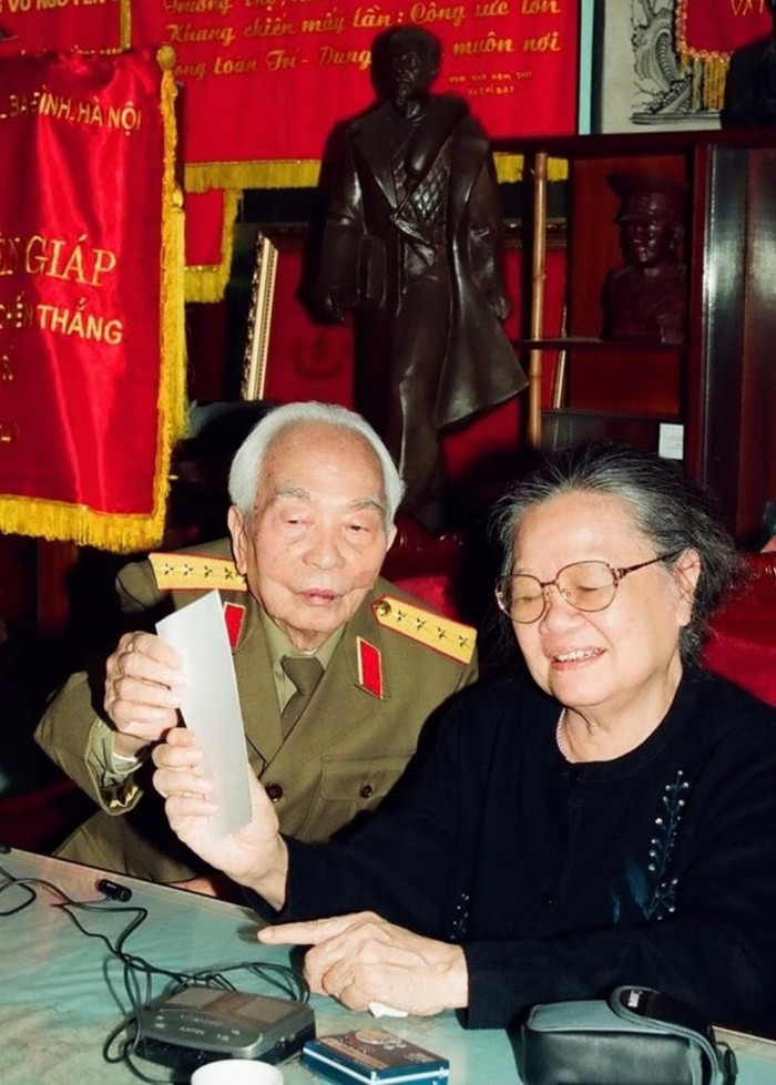 Khoảnh khắc bình dị của Đại tướng Võ Nguyên Giáp và phu nhân. (Ảnh: Trần Hồng)