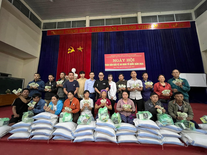 Phạm Thoại vẫn tiếp tục hành trình hỗ trợ người dân vùng lũ ở Lào Cai và một số tỉnh miền Bắc khác.