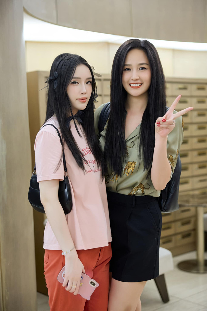 Showbiz 17/9: Mai Phương Thuý vẫn thường xuyên bay ra Hà Nội để thăm em gái và gia đình. Ảnh: FBNV