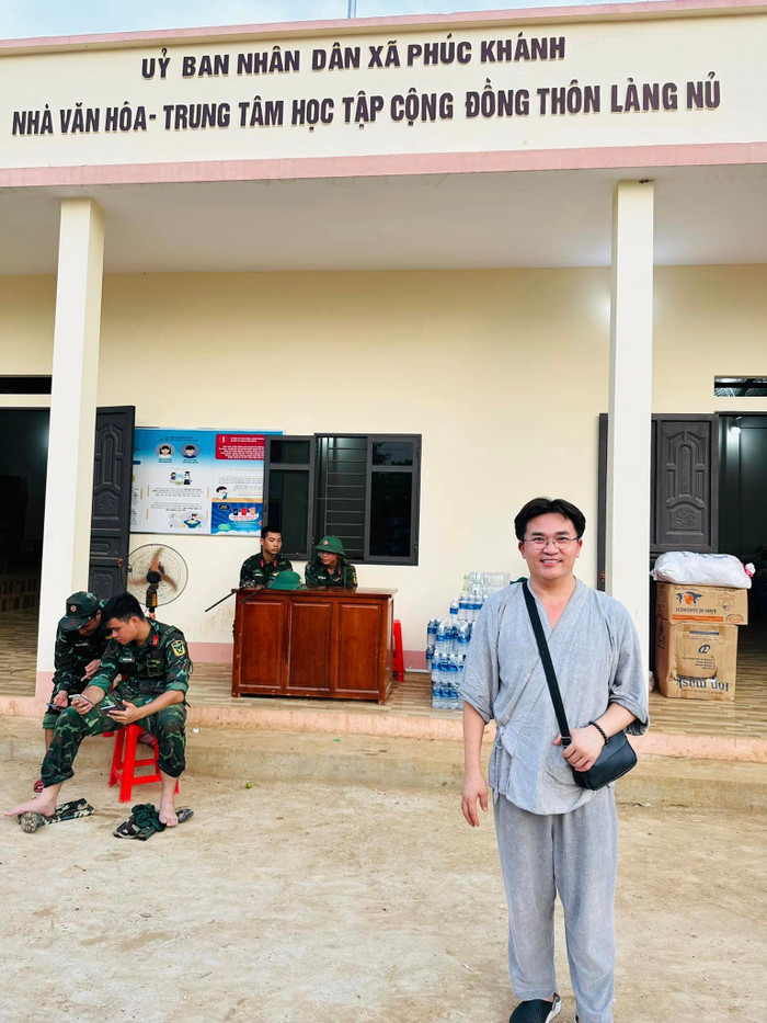 Showbiz 17/9: MC Đại Nghĩa trăn trở vì không thể phát quà tận tay đến bà con làng Nủ. Ảnh: FBNV