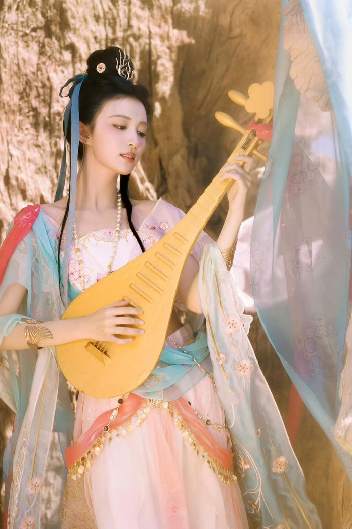 Tiểu Lưu Diệc Phi hóa thần nữ Đôn Hoàng khiến Triệu Lộ Tư, Đàm Tùng Vận lép vế Ảnh 8