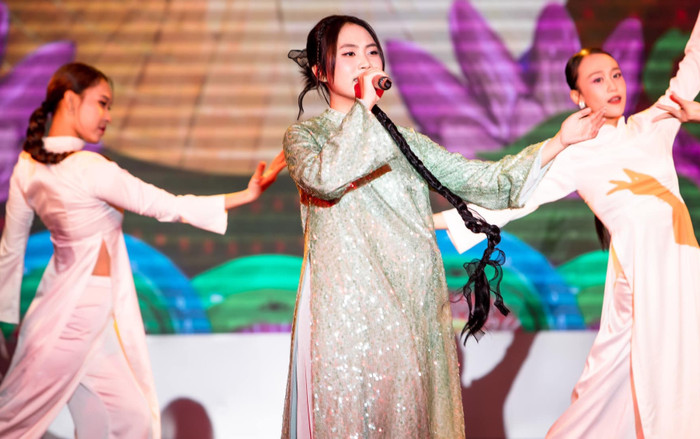 Đưa micro cho khán giả hát Bóng phù hoa, Phương Mỹ Chi nhận về 'cái kết' mỹ mãn Ảnh 2