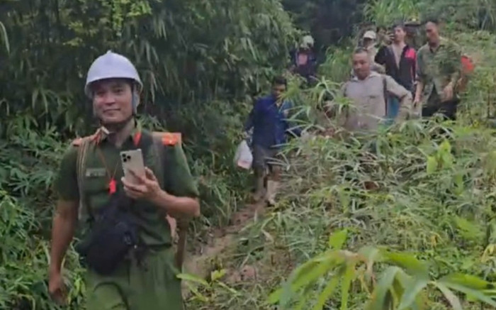 115 người dân thôn Kho Vàng nghi mất tích do mưa lũ đã xuống núi an toàn Ảnh 2