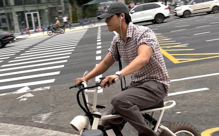 Nam ca sĩ thường xuyên bị bắt gặp trên đường phố dù đang nhập ngũ Ảnh 2