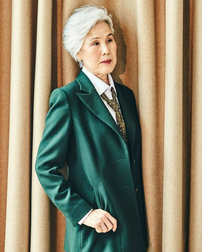 Áo blazer thuộc danh sách những items được bà Choi yêu thích. Kiểu áo này vừa dễ phối đồ, vừa đem lại cảm giác thanh lịch, thời thượng. 