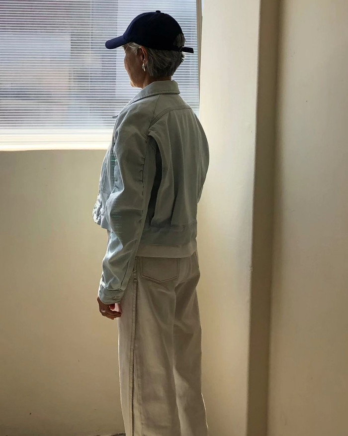 Các trang phục denim sẽ được bà Choi ưu tiên vào những ngày muốn thể hiện sự năng động, đồng thời, bà đội thêm nón để tăng thêm phần trẻ trung. 