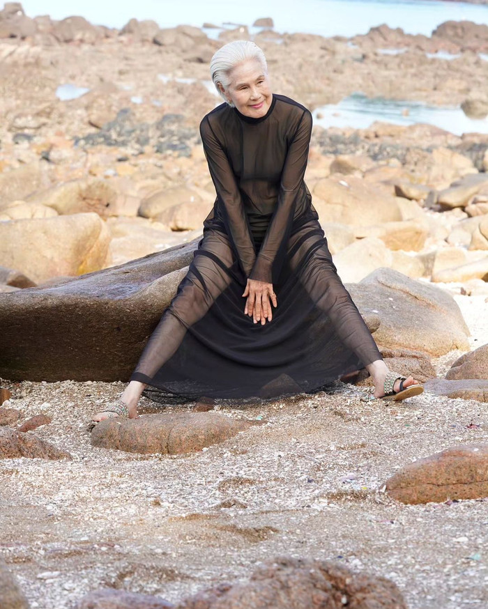 Khi đi biển, bà Soon-hwa mặc đồ xuyên thấu nhẹ vừa nổi bật mà vừa kín đáo, phù hợp với lứa tuổi. 