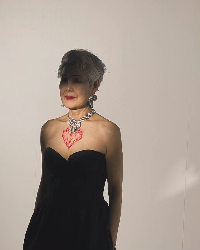 Ở tuổi 81, bà Soon-hwa vẫn khiến nhiều người trầm trồ với tạo hình ấn tượng cùng phong cách ăn mặc cực chất. Không cần nhuộm tóc đen để níu kéo tuổi xuân, 'thí sinh lớn tuổi nhất Hoa hậu Hoàn vũ Hàn Quốc' chọn kiểu tóc tém rẽ ngôi tỉ lệ 7:3 để tăng thêm độ 'high-fashion'. Thậm chí, bà cũng không ngại để lộ da thịt khi diện áo quây cúp ngực. 